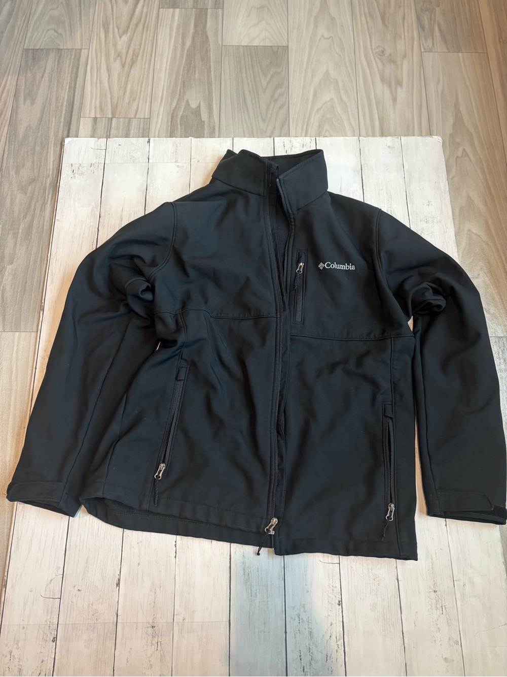 Columbia Men's Black Softshell Jacket with Zip Pockets